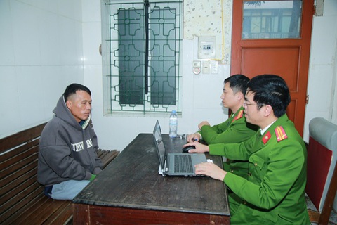 Thua lỗ do đánh bạc qua mạng, người đàn ông mang dao đi cướp ngân hàng- Ảnh 1. Nghi phạm Linh tại cơ quan công an - Ảnh: Công an cung cấp