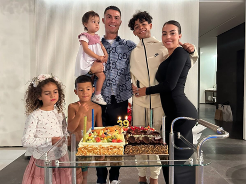 Bạn gái Cristiano Ronaldo bị tờ báo ở Iran sửa vòng 3- Ảnh 1. Bức ảnh chụp gia đình Cristiano Ronaldo và Georgina Rodriguez - Ảnh: X