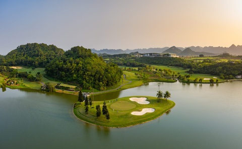 Thanh tra Chính phủ 'điểm mặt' loạt dự án biệt thự du lịch, sân golf vi phạm về đất đai, xây dựng- Ảnh 1. Một góc sân golf 54 lỗ hồ Yên Thắng vừa bị cơ quan thanh tra phát hiện vi phạm về đất đai, xây dựng - Ảnh: G.B.G.