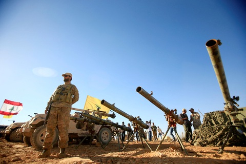 Tin tức thế giới 16-2: Hezbollah tấn công Israel, Houthi tập kích tàu hàng- Ảnh 1. Các tay súng Hezbollah tại biên giới Syria - Lebanon - Ảnh tư liệu: REUTERS