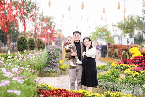 Nhiều gia đình chọn đường hoa Home Hanoi Xuan 2024 là điểm đến du xuân Tết con rồng - Ảnh: NAM TRẦN Nhiều gia đình chọn đường hoa Home Hanoi Xuan 2024 là điểm đến du xuân Tết con rồng - Ảnh: NAM TRẦN