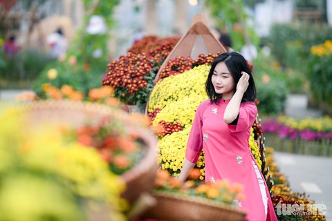 Khu vực chợ hoa trên bến dưới thuyền thu hút du khách check-in - Ảnh: NAM TRẦN Khu vực chợ hoa trên bến dưới thuyền thu hút du khách check-in - Ảnh: NAM TRẦN