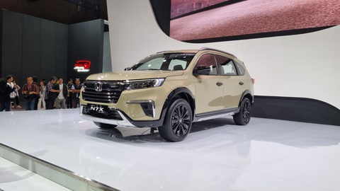 Honda BR-V thêm bản mới, thay đổi nhỏ giọt, có chi tiết ăn theo HR-V- Ảnh 1. Honda BR-V N7X Edition 2024 được bán tại Indonesia với 3 phiên bản: E CVT, Prestige CVT và Prestige Sensing CVT, giá khởi điểm 319,4 triệu IDR (500,8 triệu đồng). Giá này cao hơn các bản thường đang bán ở Indonesia gồm S (từ 289,8 triệu IDR), E (304 triệu IDR) và E CVT (314 triệu IDR). Do đó, có thể dự đoán nếu đến Việt Nam, BR-V N7X Edition cũng sẽ có giá cao hơn BR-V thường đang bán ở Việt Nam với giá khởi điểm 661 triệu đồng - Ảnh: Uzone