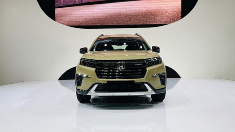 Honda BR-V thêm bản mới, thay đổi nhỏ giọt, có chi tiết ăn theo HR-V- Ảnh 2. So với bản thường, Honda BR-V N7X Edition sở hữu nhiều điểm nhấn tối màu tạo cảm giác khỏe khoắn, thể thao hơn. Lưới tản nhiệt phía trước mạ chrome tối màu đi cùng biểu tượng N7X Edition - Ảnh: AutoFun