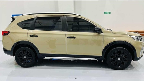 Honda BR-V thêm bản mới, thay đổi nhỏ giọt, có chi tiết ăn theo HR-V- Ảnh 3. Cụm đèn LED bắt mắt, gương gập điện tích hợp đèn báo rẽ LED, tay nắm cửa đen, mâm hợp kim 17 inch, nẹp trang trí bên hông, ăng ten vây cá mập và cánh đuôi đều màu đen. Nhìn kỹ, nẹp ốp màu bạc dưới bodykit nay đã có thêm các gân nổi, đèn hậu có phần gợi nhớ đến City thế hệ thứ năm - Ảnh: AutoFun