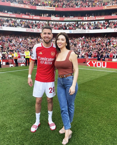 Arsenal mà thua trận, vợ Jorginho phải tránh mặt 24 tiếng- Ảnh 1. Jorginho và Catherine Harding sau một trận đấu của Arsenal - Ảnh: GUNNERS