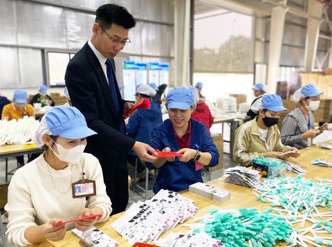 Lãnh đạo nhiều doanh nghiệp, đại diện công đoàn xuống các bộ phận, nhà xưởng chúc Tết, lì xì năm mới cho người lao động, tạo không khí phấn khởi làm việc - Ảnh: M. DUNG Lãnh đạo nhiều doanh nghiệp, đại diện công đoàn xuống các bộ phận, nhà xưởng chúc Tết, lì xì năm mới cho người lao động, tạo không khí phấn khởi làm việc - Ảnh: M. DUNG