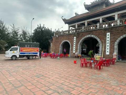Công an xã yêu cầu quán nước mía dừng hoạt động để xác minh - Ảnh: V.A.