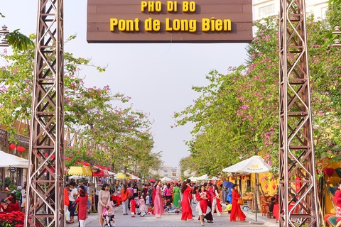 Home Hanoi Xuan 2024: Mùa xuân tràn cảm xúc tại thành phố sáng tạo Mailand Hanoi City- Ảnh 5. Phố đi bộ Pont de Long Bien - không gian độc đáo để trải nghiệm văn hóa - Ảnh: BTC
