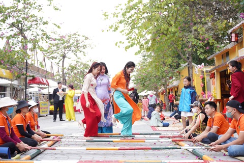Home Hanoi Xuan 2024: Mùa xuân tràn cảm xúc tại thành phố sáng tạo Mailand Hanoi City- Ảnh 6. Nhiều hoạt động trải nghiệm dành cho du khách tại tuyến phố đi bộ Pont de Long Bien - Ảnh: BTC