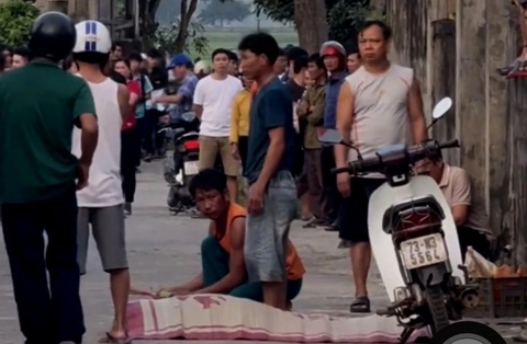 Bắn hạ trâu ‘điên' lao ra đường húc chết người- Ảnh 1. Hiện trường con trâu