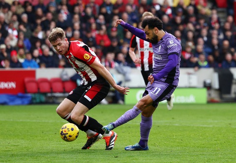 Vừa trở lại sau chấn thương, Salah rực sáng giúp Liverpool thắng đậm- Ảnh 3. Salah dứt điểm khéo léo ghi bàn thứ 3 của đội nhà - Ảnh: REUTERS
