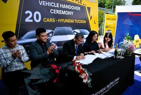 Apple dùng 20 xe Hyundai Tucson để đi thu thập Apple Maps tại Việt Nam- Ảnh 2. Vào tháng 7-2023, Hyundai Trường Chinh đã thực hiện lễ bàn giao 20 xe Hyundai Tucson cho Hertz và Apple - Ảnh: Hyundai Trường Chinh