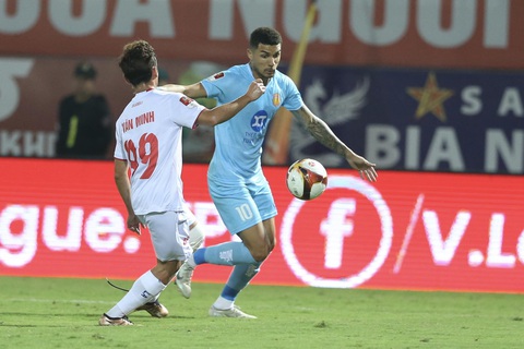 Đánh bại Hải Phòng, Nam Định củng cố ngôi đầu V-League- Ảnh 2. Nam Định (phải) xứng đáng giành chiến thắng trước Hải Phòng - Ảnh: HOÀNG TÙNG