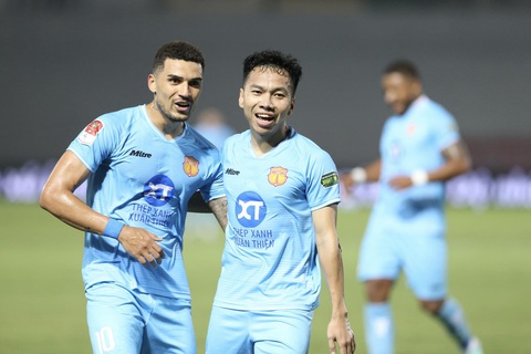 Đánh bại Hải Phòng, Nam Định củng cố ngôi đầu V-League- Ảnh 1. Niềm vui của các cầu thủ Nam Định sau khi ghi bàn vào lưới Hải Phòng - Ảnh: HOÀNG TÙNG