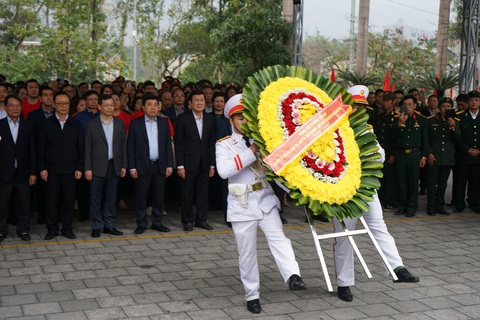 Dâng hương tưởng nhớ các liệt sĩ tại nghĩa trang Vị Xuyên- Ảnh 2. Nguyên Chủ tịch nước Trương Tấn Sang cùng đoàn công tác dâng hoa tưởng nhớ các anh hùng liệt sĩ - Ảnh: VŨ TUẤN