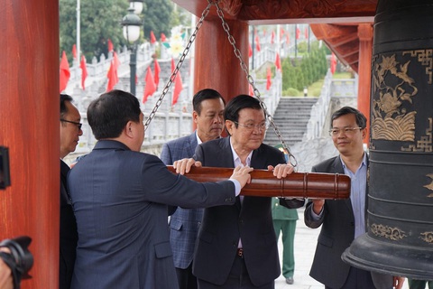 Dâng hương tưởng nhớ các liệt sĩ tại nghĩa trang Vị Xuyên- Ảnh 4. Thỉnh chuông tại đền thờ liệt sĩ Vị Xuyên - Ảnh: VŨ TUẤN
