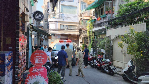 Cháy nhà ở quận 10 làm 4 người chết lúc rạng sáng- Ảnh 4. Lúc 8h45, một xe cấp cứu tiếp tục đến hiện trường - Ảnh: MINH HÒA