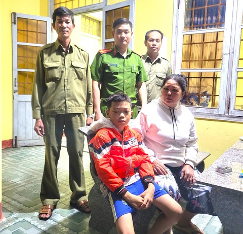 Công an phường Hòa Hiệp Nam (thị xã Đông Hòa, tỉnh Phú Yên) tìm được Bảo và đưa về trụ sở để liên hệ người thân - Ảnh: Công an cung cấp Công an phường Hòa Hiệp Nam (thị xã Đông Hòa, tỉnh Phú Yên) tìm được Bảo và đưa về trụ sở để liên hệ người thân - Ảnh: Công an cung cấp