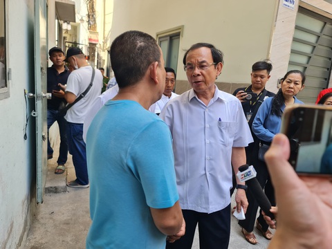 Bí thư Thành ủy TP.HCM thăm hỏi gia đình nạn nhân vụ cháy ở quận 10- Ảnh 2. Ông Nguyễn Văn Nên thăm hỏi, động viên người thân gia đình nạn nhân - Ảnh: MINH HÒA
