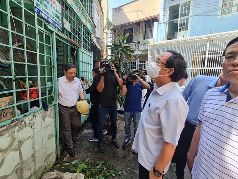 Bí thư Thành ủy TP.HCM thăm hỏi gia đình nạn nhân vụ cháy ở quận 10- Ảnh 3. Ông Nên chỉ đạo sớm làm rõ nguyên nhân vụ cháy - Ảnh: MINH HÒA