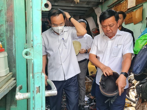 Bí thư Thành ủy TP.HCM thăm hỏi gia đình nạn nhân vụ cháy ở quận 10- Ảnh 1. Bí thư Thành ủy TP.HCM Nguyễn Văn Nên vào kiểm tra hiện trường căn nhà cháy - Ảnh: MINH HÒA
