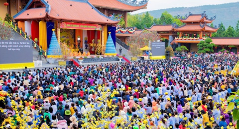 Biển người quây kín sân chùa Ba Vàng ngày mùng 8 Tết- Ảnh 1. Hàng vạn phật tử, du khách đổ về chùa Ba Vàng trong ngày 17-2 (tức mùng 8 tháng giêng năm Giáp Thìn) - Ảnh: Chùa Ba Vàng