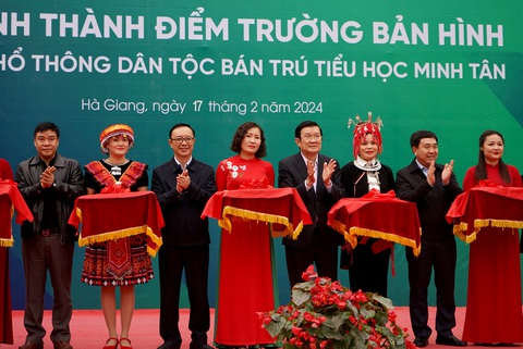 Cuộc gặp mặt xúc động giữa nguyên Chủ tịch nước Trương Tấn Sang và các cựu binh Vị Xuyên- Ảnh 4. Ông Trương Tấn Sang và lãnh đạo tỉnh Hà Giang cắt băng khánh thành điểm trường Bản Hình, xã Minh Tân (Vị Xuyên, Hà Giang) - Ảnh: VŨ TUẤN