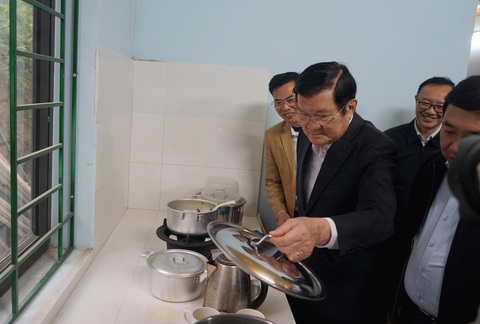 Cuộc gặp mặt xúc động giữa nguyên Chủ tịch nước Trương Tấn Sang và các cựu binh Vị Xuyên- Ảnh 5. Ông Trương Tấn Sang tham quan khu nấu ăn cho học sinh ở điểm trường Bản Hình - Ảnh: VŨ TUẤN