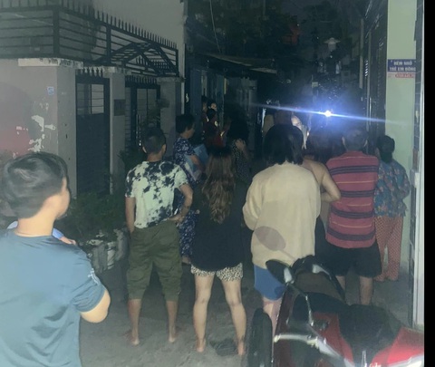 Cháy nhà ở quận 10 làm 4 người chết lúc rạng sáng- Ảnh 6. Người dân trong hẻm theo dõi vụ việc - Ảnh: ĐIÊU LỘC