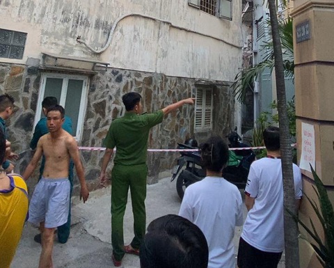 Cháy nhà ở quận 10 làm 4 người chết lúc rạng sáng- Ảnh 8. Lực lượng chức năng phong tỏa con hẻm để điều tra - Ảnh: MINH HÒA