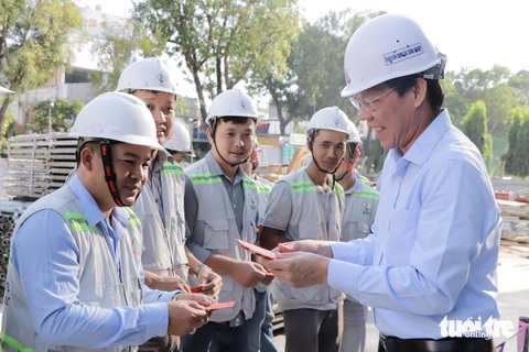 Chủ tịch TP.HCM Phan Văn Mãi đốc thúc các công trình đầu năm- Ảnh 1. Chủ tịch UBND TP.HCM Phan Văn Mãi thăm hỏi và lì xì cho công nhân thi công tại dự án Rạp xiếc và biểu diễn đa năng Phú Thọ - Ảnh: CẨM NƯƠNG