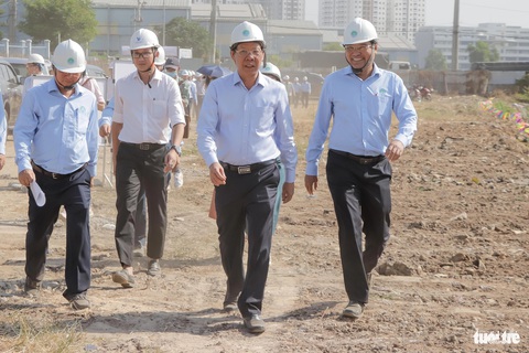 Chủ tịch TP.HCM Phan Văn Mãi đốc thúc các công trình đầu năm- Ảnh 2. Chủ tịch UBND TP.HCM kiểm tra công trường dự án kênh Tham Lương, Bến Cát - rạch Nước Lên - Ảnh: CẨM NƯƠNG