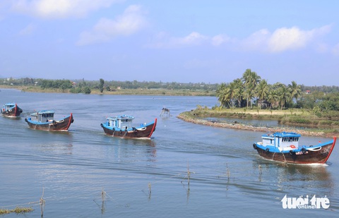 Tàu cá xứ Quảng hối hả nối đuôi nhau ra biển đánh bắt đầu năm mới- Ảnh 1. Nhiều chiếc tàu cá ở huyện Núi Thành, Quảng Nam xuất bến ra biển khơi đánh bắt sáng mùng 8 - Ảnh: LÊ TRUNG