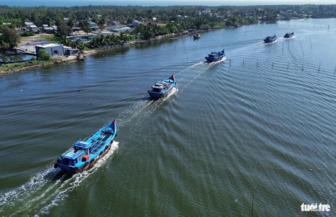 Tàu cá xứ Quảng hối hả nối đuôi nhau ra biển đánh bắt đầu năm mới- Ảnh 4. Ngư dân xuất hành đầu năm ra biển vươn khơi đánh bắt hy vọng hải sản dồi dào, vừa bám biển bảo vệ chủ quyền biển đảo của Tổ quốc - Ảnh: LÊ TRUNG