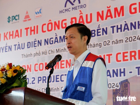 Đầu năm triển khai thi công tuyến metro số 2 Bến Thành - Tham Lương- Ảnh 1. Ông Bùi Anh Huấn - phó trưởng Ban Quản lý đường sắt đô thị TP.HCM - phát động thi công tuyến metro số 2 Bến Thành - Tham Lương - Ảnh: THU DUNG