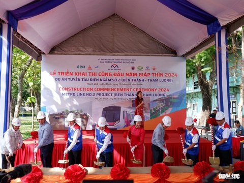 Đầu năm triển khai thi công tuyến metro số 2 Bến Thành - Tham Lương- Ảnh 2. Lãnh đạo Ban Quản lý đường sắt đô thị TP.HCM cùng các đơn vị thực hiện nghi thức phát động bước vào giai đoạn thi công đồng loạt tuyến metro số 2 - Ảnh: THU DUNG