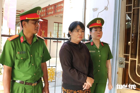 Bắt nữ chủ hụi chiếm đoạt hơn 660 triệu đồng của hụi viên- Ảnh 1. Cơ quan cảnh sát điều tra Công an huyện Càng Long thi hành các quyết định tố tụng đối với bà Tươi - Ảnh: PHẠM HƠN