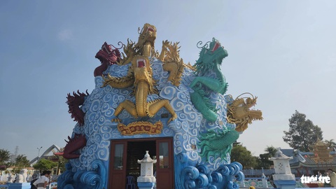 Khách du lịch đổ về thăm chùa 'chín đầu rồng' năm Giáp Thìn- Ảnh 2. Cận cảnh chín đầu rồng được đặt trên quả địa cầu giữa hồ sen - Ảnh: BỬU ĐẤU