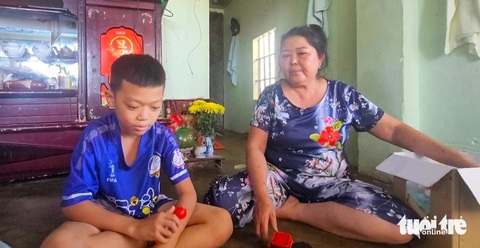 Bảo cùng bà ngoại là bà Hồ Thị Tuyết tại ngôi nhà ở khu phố Mỹ Hòa, phường Hòa Hiệp Bắc, thị xã Đông Hòa, tỉnh Phú Yên - Ảnh: NGUYỄN HOÀNG Bảo cùng bà ngoại là bà Hồ Thị Tuyết tại ngôi nhà ở khu phố Mỹ Hòa, phường Hòa Hiệp Bắc, thị xã Đông Hòa, tỉnh Phú Yên - Ảnh: NGUYỄN HOÀNG