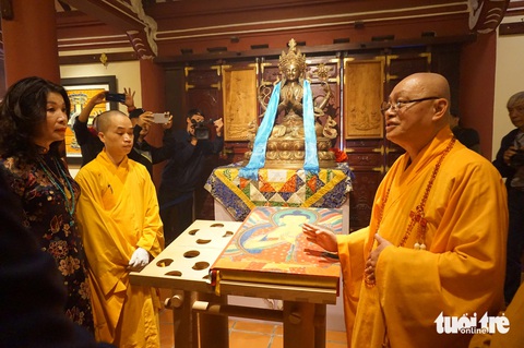 Thượng tọa Thích Minh Hiền (phải) giới thiệu về cuốn sách về Phật giáo khổng lồ - Ảnh: T.ĐIỂU Thượng tọa Thích Minh Hiền (phải) giới thiệu về cuốn sách về Phật giáo khổng lồ - Ảnh: T.ĐIỂU