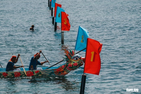 Đội vô địch về đích - Đội Thuyền Rồng An Hải - Ảnh: THANH TRÍ Thuyền Phụng An Vĩnh về đích - Ảnh: THANH TRÍ