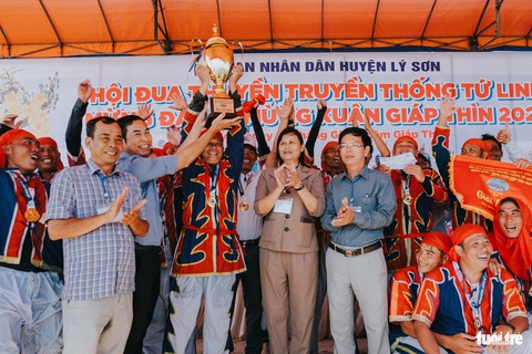 Đội vô định giải đua - Thuyền rồng an hải - Ảnh: THANH TRÍ Đội Đội Thuyền Rồng An Hải vô địch giải đua thuyền rồng - Ảnh: THANH TRÍ