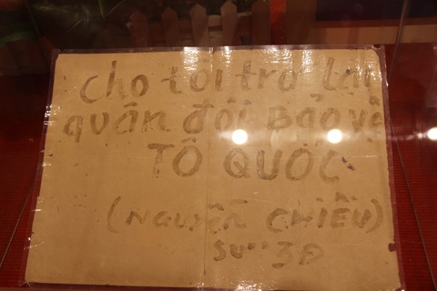 Bảo vệ từng tấc đất biên giới phía Bắc, có những người lính mãi đôi mươi- Ảnh 3. Lá thư "Cho tôi trở lại quân đội bảo vệ Tổ quốc (Nguyễn Chiều), Sử 3Đ" được viết bằng máu