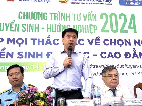 Đại học Kinh tế TP.HCM tăng chỉ tiêu tuyển sinh để mở ngành học lạ- Ảnh 1. PGS.TS Bùi Quang Hùng - phó giám đốc Đại học Kinh tế TP.HCM - chia sẻ thông tin tuyển sinh của trường trong chương trình tư vấn tuyển sinh hướng nghiệp 2024 - Ảnh: TRẦN HUỲNH