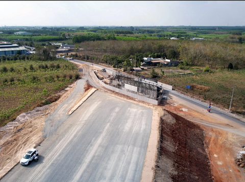 Bộ đề nghị lãnh đạo Đồng Nai gỡ vướng mặt bằng làm cao tốc Biên Hòa - Vũng Tàu- Ảnh 1. Đường cao tốc Biên Hòa - Vũng Tàu đã hình thành phía Bà Rịa - Vũng Tàu, còn phía Đồng Nai (vùng màu xanh) vẫn có nhiều đoạn chưa thi công do vướng mặt bằng - Ảnh: ĐÔNG HÀ