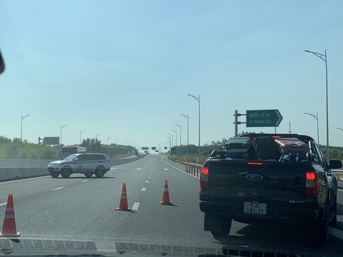 Đóng cao tốc Phan Thiết - Dầu Giây ở km63 Đồng Nai, không phải do tai nạn- Ảnh 1. Lực lượng Cục Cảnh sát giao thông (C08) Bộ Công an đóng cao tốc Phan Thiết - Dầu Giây chiều 17-2, hướng Bình Thuận đi TP.HCM. Việc đóng, mở cao tốc sẽ thực hiện linh hoạt, liên tục - Ảnh: TRANG THANH