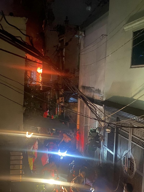 Cháy nhà ở quận 10 làm 4 người chết lúc rạng sáng- Ảnh 2. Ngọn lửa bốc cháy tại 1 căn nhà, sau đó lan sang nhà khác - Ảnh: ĐIÊU LỘC