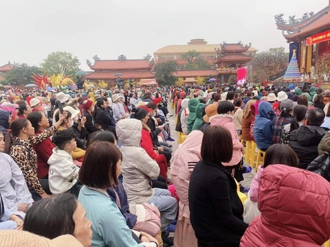 Biển người quây kín sân chùa Ba Vàng ngày mùng 8 Tết- Ảnh 2. Chùa Ba Vàng được đoàn giám sát Sở Văn hóa và Thể thao tỉnh Quảng Ninh đánh giá quản lý tốt hoạt động văn hóa, tín ngưỡng và đề nghị không sử dụng các biểu tượng, linh vật ngoại lai - Ảnh: N.CƯỜNG