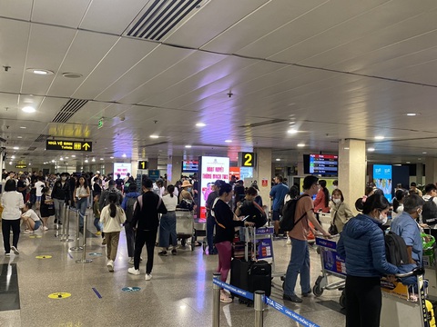 Cả ngàn chuyến bay ở Tân Sơn Nhất vào mùng 8, đã có hiện tượng delay- Ảnh 1. Sảnh chờ lấy hành lý đông đúc khách đi lại rạng sáng 17-2 - Ảnh: C.LINH